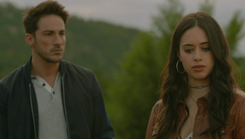 ROSWELL NEW MEXICO So Much for the Afterglow 1X02 Michael Trevino as Kyle Valenti Jeanine Mason as Liz Parker The CW