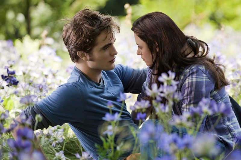 TWILIGHT ECLIPSE Robert Pattinson as Edward Cullen, Kristen Stewart as Bella Swan (Summit)